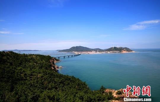 煙臺(tái)環(huán)境優(yōu)美、氣候宜人，遍布的海水浴場(chǎng)、濱海觀光景點(diǎn)為游艇帆船產(chǎn)業(yè)發(fā)展創(chuàng)造了條件。(資料圖) 楊兵 攝